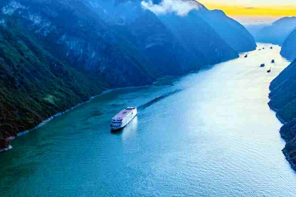 【世紀(jì)系列】長(zhǎng)江三峽[世紀(jì)凱歌]游船  打破常規(guī)設(shè)計(jì)思路，從游客出游需求出發(fā)，讓旅行化繁為簡(jiǎn)