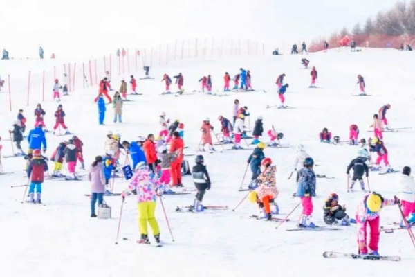 開板！五峰國際滑雪場迎來新雪季