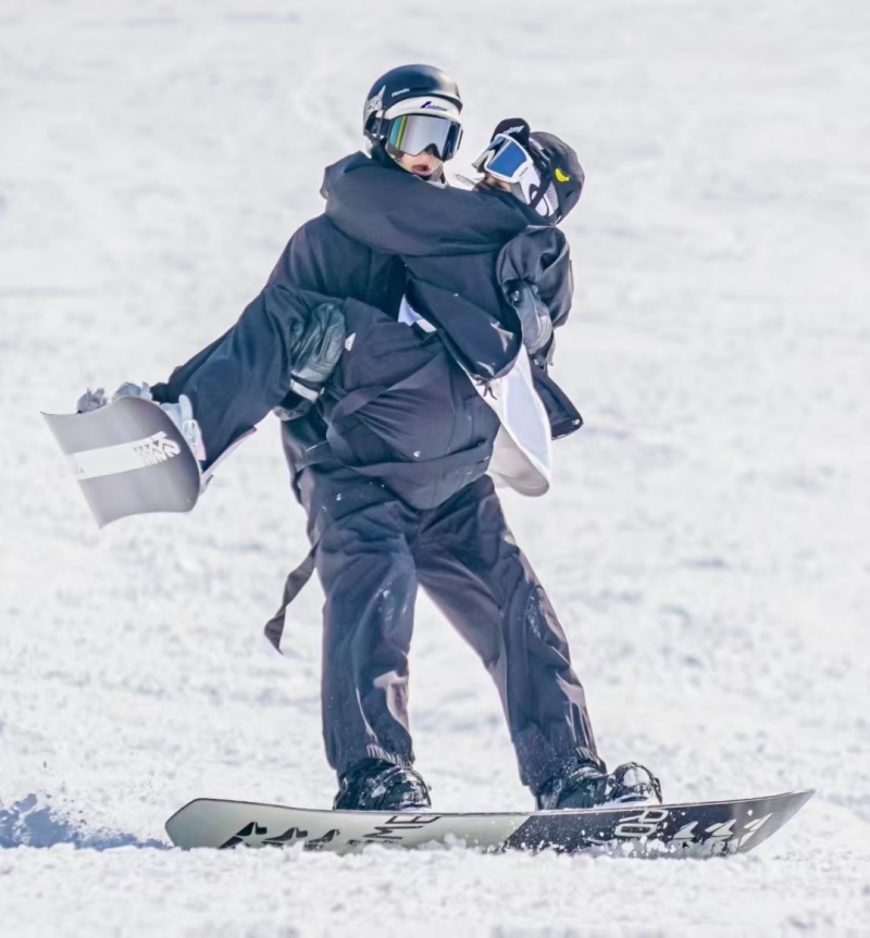 百里荒抱著滑雪