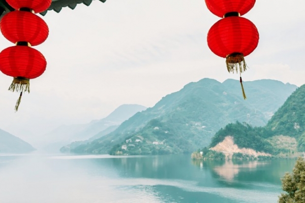 香港-宜昌包機首飛的182名百家同業旅行社考察團走進清江畫廊參觀考察