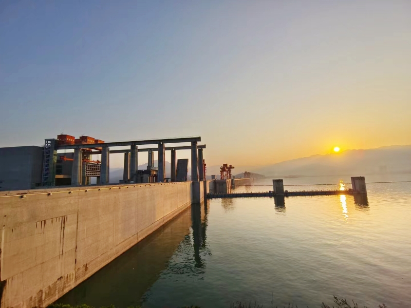 夕陽下的三峽大壩