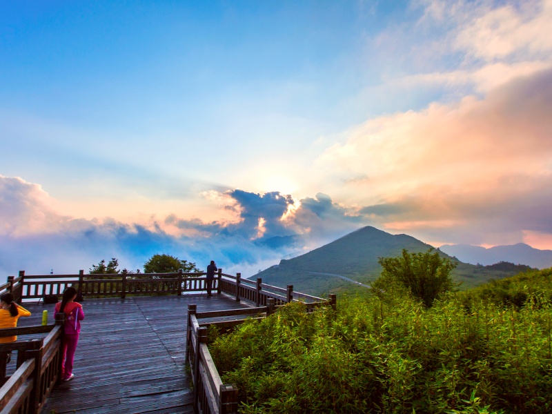 作品名:七彩云,拍攝于神農頂,作者:孫洪林,地址:十堰市政府辦老干科,電話:18986888115的副本_副本
