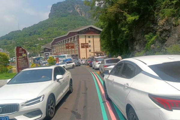 三峽大瀑布緊急提醒:景區停車場趨于飽和,請游客朋友錯峰入園,綠色出行