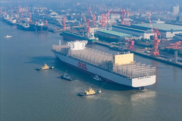 自主研發再突破!我國zui大型節能集裝箱船豈會不出江試航?