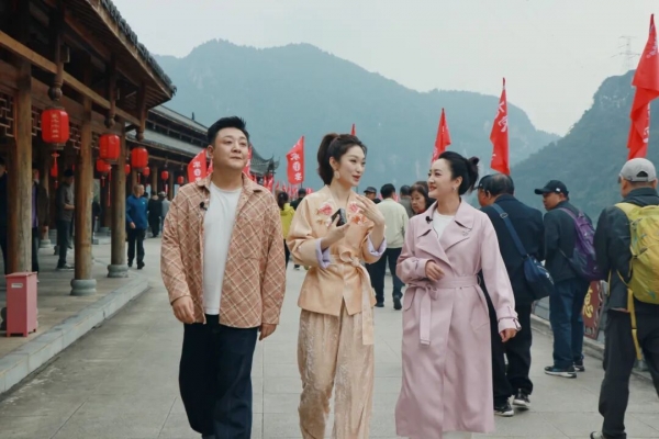 央視“六公主”現(xiàn)身清江畫廊,這里超適合拍武俠片~