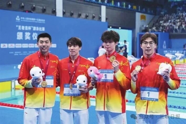 湖北隊(duì)奪男子混合泳接力奪冠（宜昌健兒孫佳俊助湖北隊(duì)摘冠）